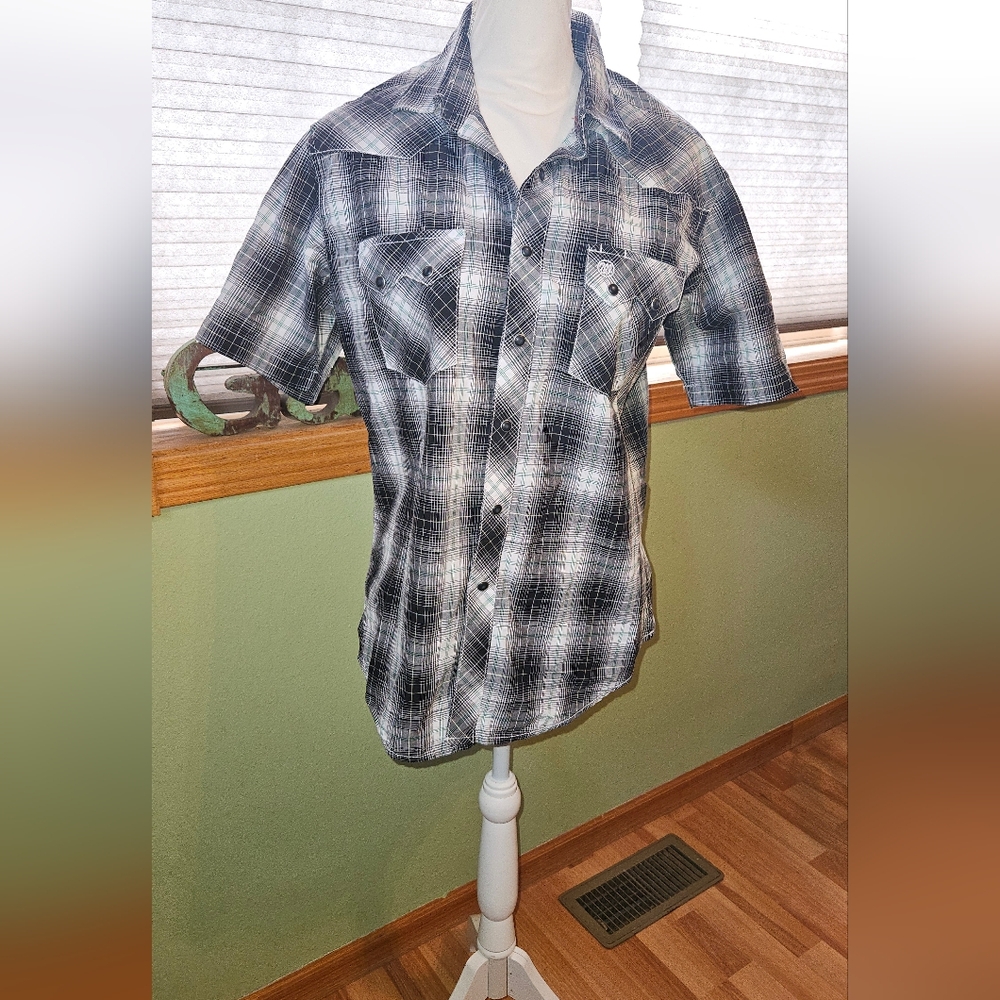 Wrangler Retro size medium short sleeve button down with black snaps.